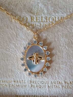 NWTS Neo Relique Harmony Gold Bee Pendant Necklace Mother of Pearl CZ Boxed